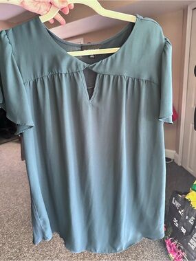 Fortune + Ivy Women's Slate Green Flutter Sleeve Keyhole Blouse